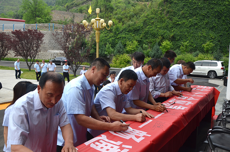 1717488708697129.jpg 職工橫幅簽字.JPG